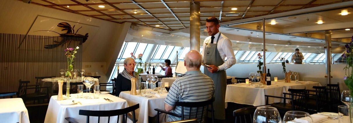 Lucas vejleder gæsterne i restauranten