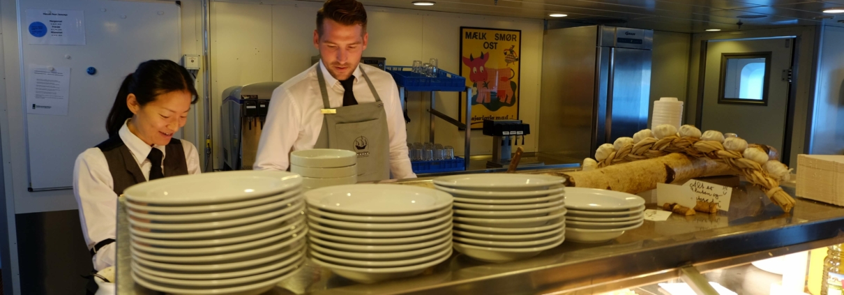 Medarbejderne om bord har også en lækker buffet, som de kan forsyne sig fra