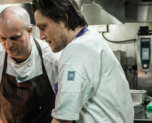 Køkkenchef Christian Mortensen (t.v.) og kokkekonsulent Søren Westh (t.h.) tester den nye menu, som skal løfte niveauet i Marco Polo til nye kulinariske højder