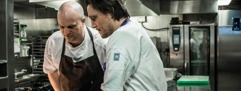Køkkenchef Christian Mortensen (t.v.) og kokkekonsulent Søren Westh (t.h.) tester den nye menu, som skal løfte niveauet i Marco Polo til nye kulinariske højder